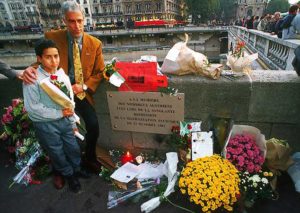 Le 17 octobre 2001, inauguration de la plaque sur le pont Saint-Michel