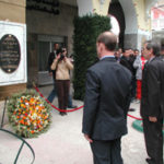 Dépot de gerbe à Sétif, le 26 février 2005, devant la plaque commémorative du 8 mai 1945. ( © ambassade de France)