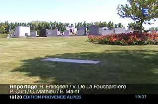 Une vue du cimetière de Marignane, le 10 juin 2005.Au premier plan, la dalle de la future stèle de l'ADIMAD. © FR3