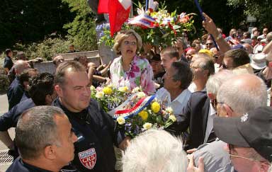 Marie-France Stirbois, élue FN de la région PACA, prend la parole le 6 Juil. 05 à l'entrée du cimetière de Marignane. (photo B. HORVAT - AFP)