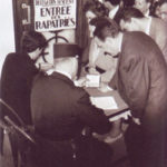 Mai 1962, à Paris, des rapatriés d'Algérie se présentent au bureau de contrôle.