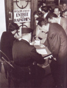 Mai 1962, à Paris, des rapatriés d'Algérie se présentent au bureau de contrôle.