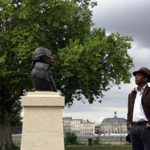 Karfa Diallo, président de DiversCités, devant le buste de Toussaint Louverture, à Bordeaux.