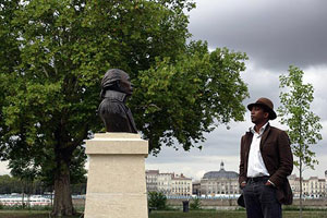 Karfa Diallo, président de DiversCités, devant le buste de Toussaint Louverture, à Bordeaux.