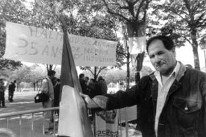 4 octobre 1997. Grève de la faim d'enfants de harkis aux Invalides. © Gérard Vidal - IM'média