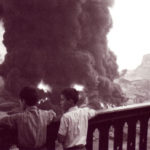 Oran, lundi 25 juin 1962, les réservoirs en feu de la BP (©J.P. Biot/Paris-Match)