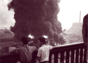 Oran, lundi 25 juin 1962, les réservoirs en feu de la BP (©J.P. Biot/Paris-Match)