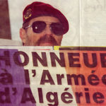 Un ancien parachutiste manifeste à Paris, en 2001, à l'appel d'associations d'extrême droite, pour protester contre la tenue d'un débat sur la torture en Algérie...(©AFP)