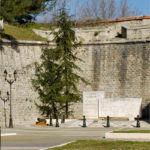 La plaque aux «Martyrs de l'Algérie française», aux pieds des remparts de Vauban (© Marc Poveda)