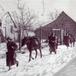 Goumiers traversant un village d'Alsace.