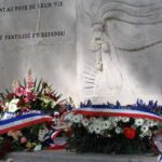 A gauche : « Le Sénateur-maire de Toulon » ; à droite : « Aux martyrs de l'Algérie française - Adimad » (Photo CM - 27 mars 2006)