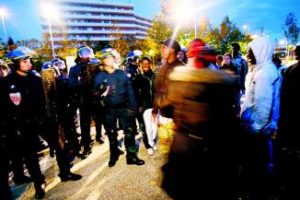 Des habitants des Mureaux font face aux CRS le 1er octobre 2006