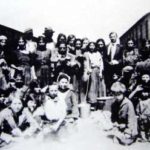 Adultes et enfants dans le camp de Montreuil-Bellay (1944). Photo Jacques Sigot.