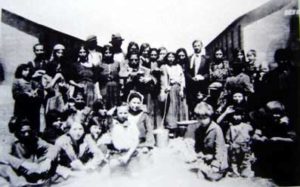 Adultes et enfants dans le camp de Montreuil-Bellay (1944). Photo Jacques Sigot.