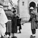 Un soldat français utilise un détecteur de mines sur les passants à Alger le 16 janvier 1957.