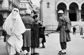 Un soldat français utilise un détecteur de mines sur les passants à Alger le 16 janvier 1957.