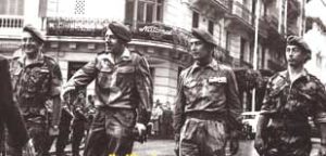 Le colonel Bigeard, le général Massu, le colonel Trinquier et le capitaine Léger, pendant la bataille d'Alger en 1957.