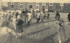 Dans la cour de l'école.