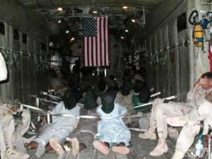 Photo de prisonniers de guerre envoyée anonymement à plusieurs médias américains. Publiée sur internet le 8 novembre 2002.