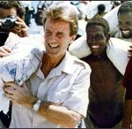 Bernard Kouchner, sac de riz sur l'épaule, le 5 décembre 1992, en Somalie.