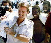 Bernard Kouchner, sac de riz sur l'épaule, le 5 décembre 1992, en Somalie.