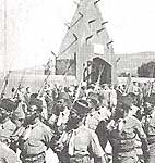 30 juin 1945 : Défilé devant le Tata. (Coll.M.S.M. Lyon)