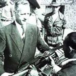 1960 - Pierre Messmer, ministre des Armées, arme un harki d'un village d'autodéfense.