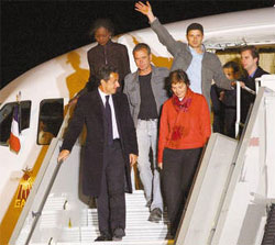 Nicolas Sarkozy ramenant du Tchad les trois journalistes français inculpés dans l'affaire de l''Arche de Zoé, le 4 nov. 07. (Photo:Thomas Coex/AFP)