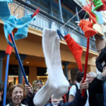 Manifestations de chaussettes devant la mairie. (Maxppp)