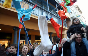 Manifestations de chaussettes devant la mairie. (Maxppp)