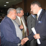 A Guelma, le 27 avril 2008, l’ambassadeur de France à Alger, Bernard Bajolet, salue un témoin des massacres de mai-juin 1945. (Ph. ambassade de France)