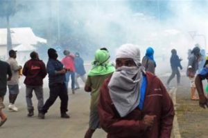 Affrontements, le 17 janvier 2008, à Nouméa, entre 500 militants de l'USTKE et la police (Marc Le Chelard/AFP)