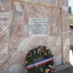 La gerbe déposée le 27 avril 2008, par Bernard Bajolet, ambassadeur de France en Algérie, au monument aux victimes algériennes du 8 mai 1945. (Ph. ambassade de France)