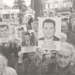 A l'extérieur, brandissant comme des talismans les portraits des membres de leur famille disparus en Algérie, prés de 200 personnes ont demandé à ce que l'on traite leurs défunts avec respect (Fred Vennarecci, L'Indépendant).