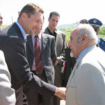 A Guelma, le 27 avril 2008, l'ambassadeur de France à Alger, Bernard Bajolet, salue Saci Benhamla, ancien militant du PPA. (Ph. ambassade de France)