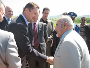 A Guelma, le 27 avril 2008, l'ambassadeur de France à Alger, Bernard Bajolet, salue Saci Benhamla, ancien militant du PPA. (Ph. ambassade de France)