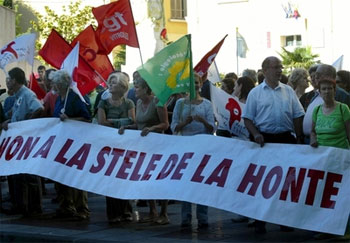 Manifestation de protestation à Marignane, au soir du 6 juillet 2005 (photo Serge Guéroult).