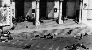 Rue d'Isly, devant la grande poste d'Alger, après la fusillade du 26 mars 1962.