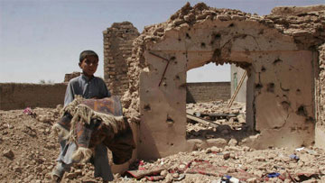 Devant les décombres de sa maison à Nawabad (photo : La Presse Canadienne /AP/Fraidoon Pooyaa).