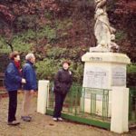 Le monument de Mazaugues (Var) « à ses enfants victimes de la guerre ». L’inscription sur la plaque de droite : « L’Humanité est maudite si, pour faire preuve de courage, elle est condamnée à tuer éternellement » [Jean Jaurès](Photo d'André Portal, le 1er janvier 2007)