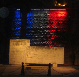 Le monument aux martyrs de l'Algérie française et son éclairage nocturne (Toulon, le 22 juillet 2010)