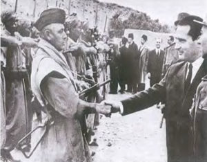 François Mitterrand, ministre de l'Intérieur, en tournée dans les Aurès en novembre 1954 (L'Humanité/Keystone).