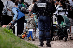 Evacuation d'un camp de Roms à Vénissieux, le 28 août 2007 (©BELGA/AFP/JEFF PACHOUD)