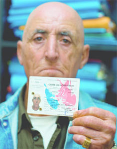 Salah Salmi et sa carte d’ancien combattant. (Photo Dominique Leriche)