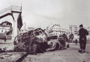 L'attentat à la voiture piégée, dans le port d'Alger, a fait 62 morts et 110 blessés, le 2 mai 1962 (photo Fernand Parizot)