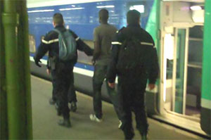 Des policiers arrêtent un homme à l'arrivée d'un Paris-Nice, le 11 avril 2011 (Hugo Domenach/Rue89).