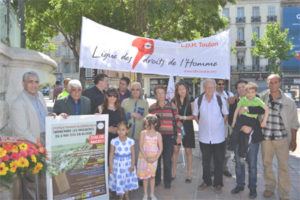 La section de Toulon de la LDH était présente ( de gauche à droite : Martine, Soraya, François, Mounir et Hakim)