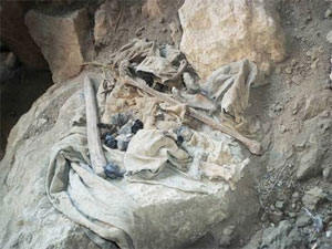 Ces ossements humains gisent sous terre depuis exactement 166 ans (© Aziz)
