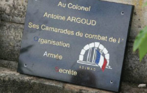 Plaque que l'ADIMAD a l'intention de sceller sur la tombe du colonel Argoud à Darney (photo Vosges Matin)