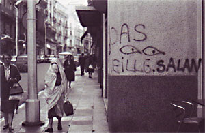 “OAS veille”, graffiti à Alger 1962 (© Marc Garanger)
